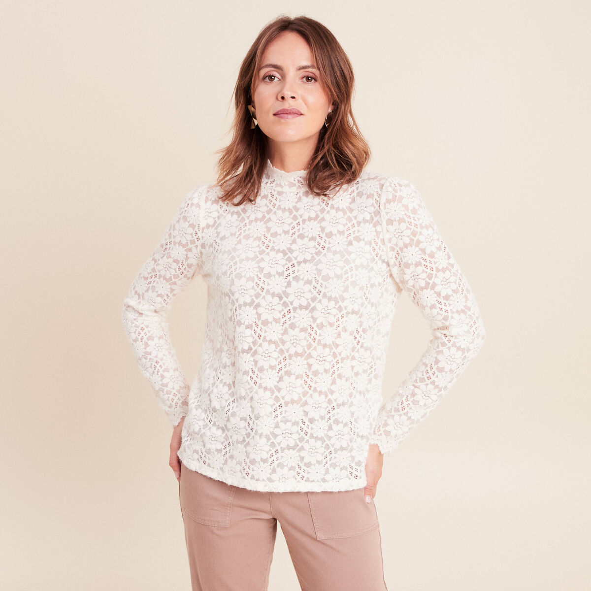 T-shirt cintr&eacute; col montant dentelle ecru femme