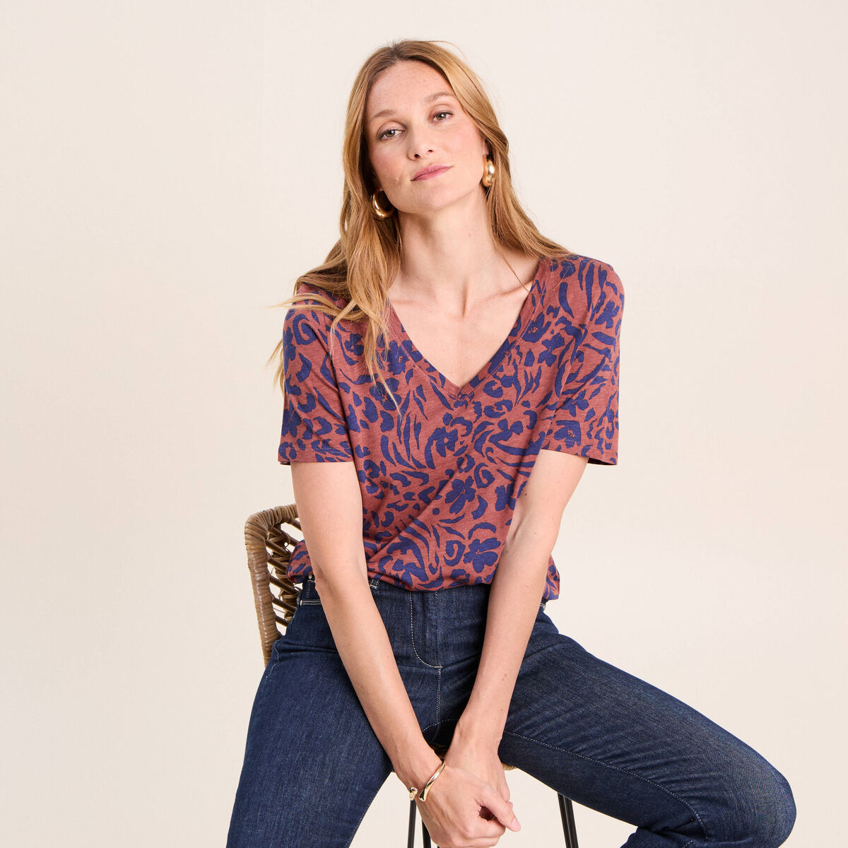 T-shirt col V manches courtes marron femme