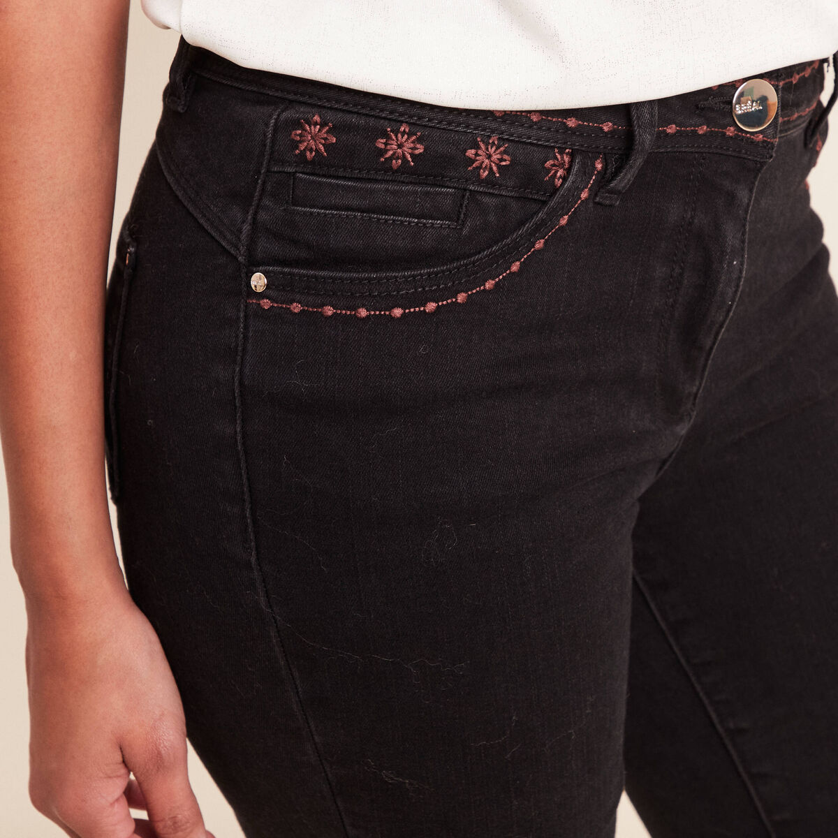 Jean coupe ajust&eacute;e avec broderie noir femme