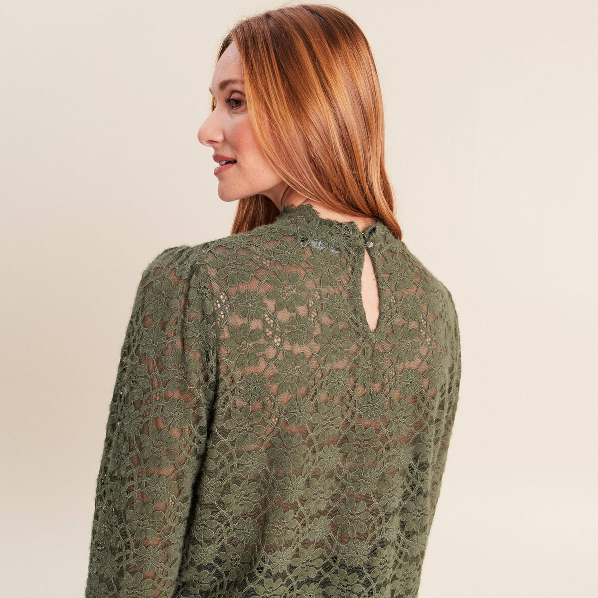 T-shirt cintr&eacute; col montant dentelle vert kaki femme