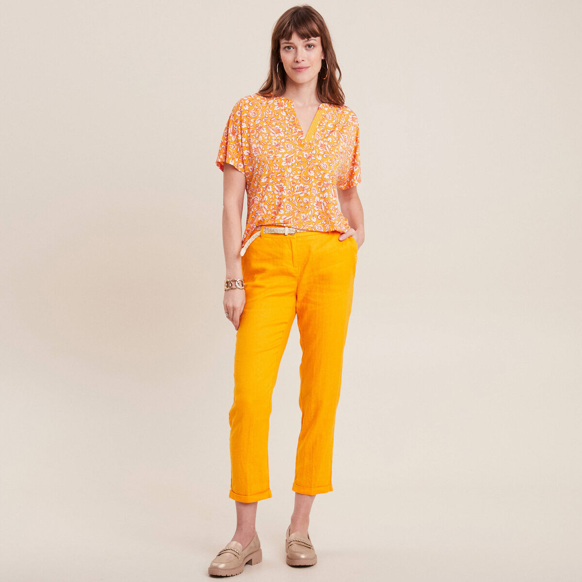 Pantalon coupe chino en lin ceintur&eacute; jaune or femme