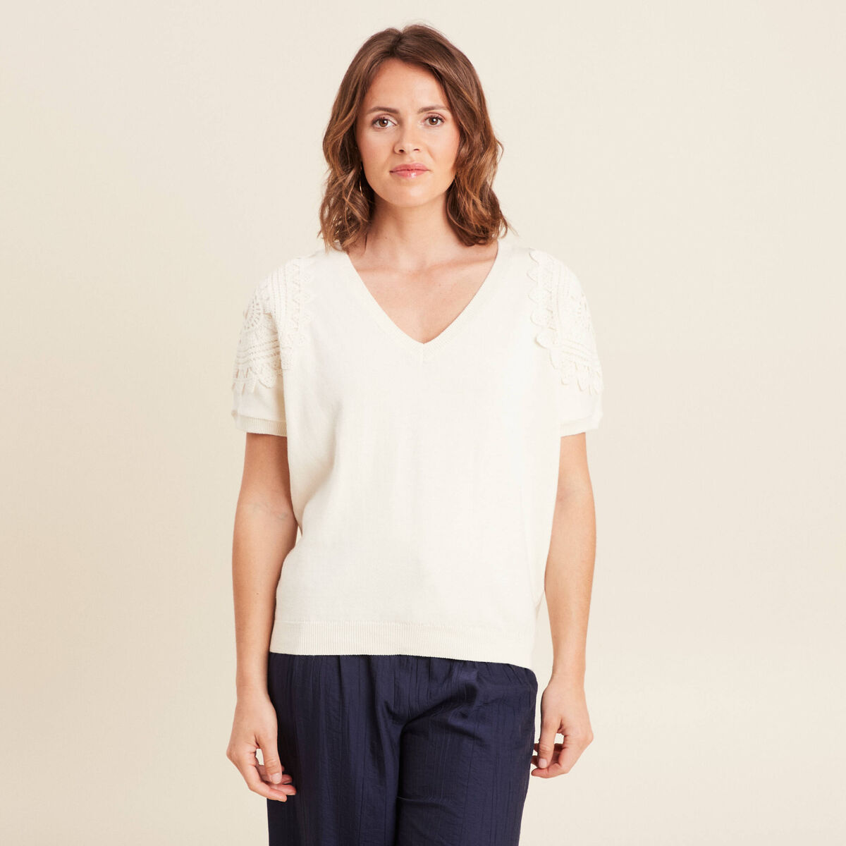 Pull col V manches courtes ecru femme