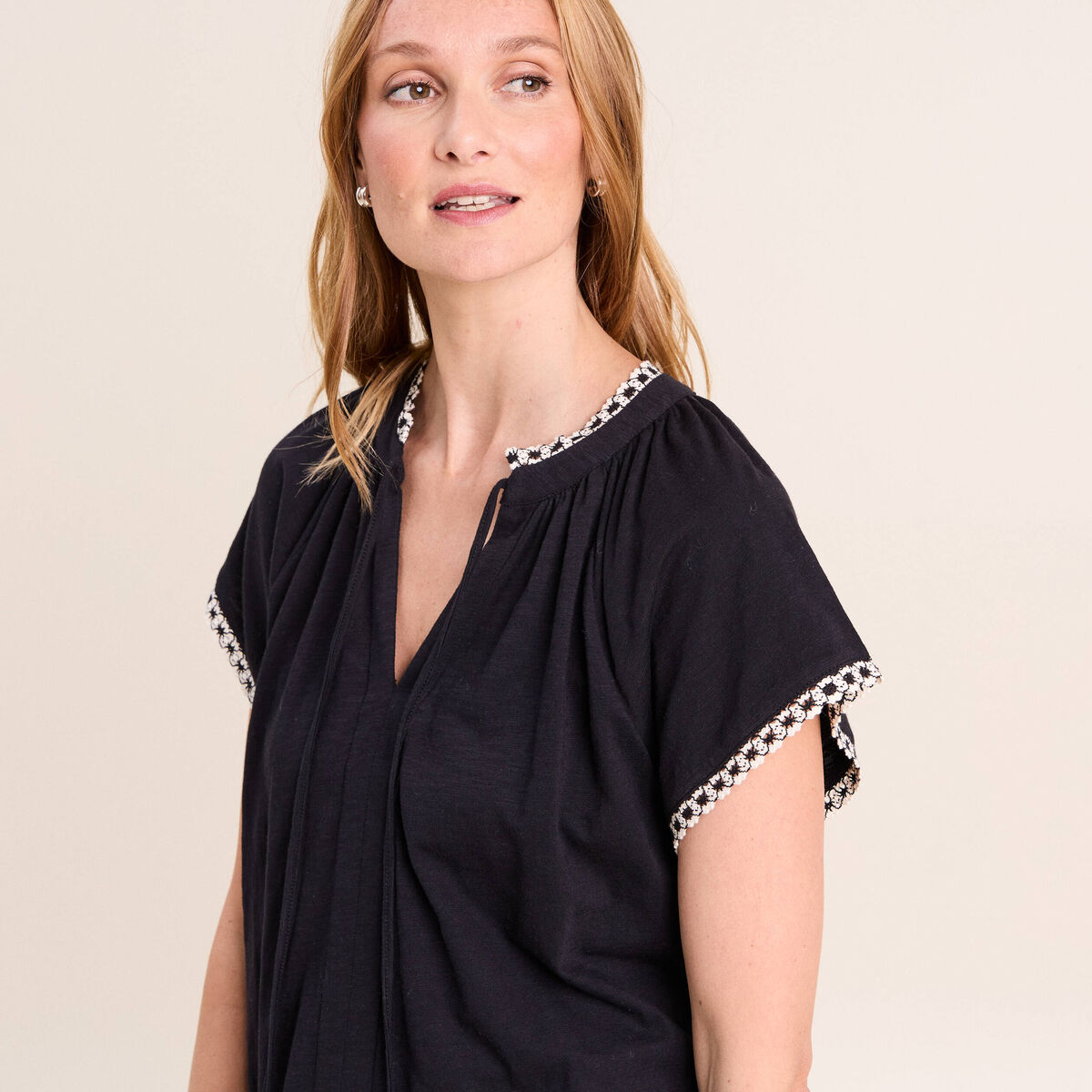 T-shirt col tunisien noir femme