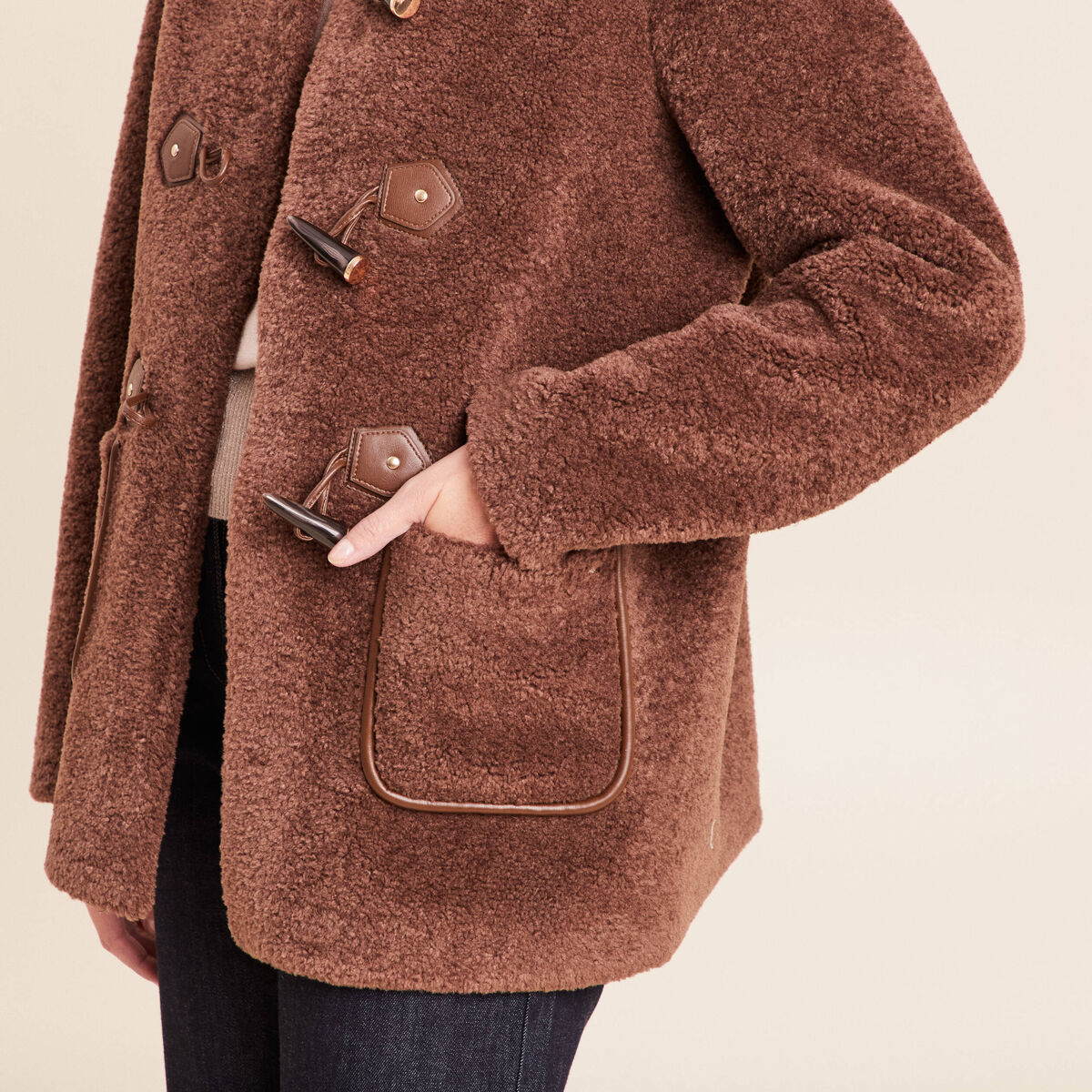 Manteau droit court en bouclette marron fonc&eacute; femme