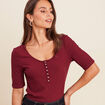 T-shirt cintr&eacute; col v manches coudes bordeaux femme
