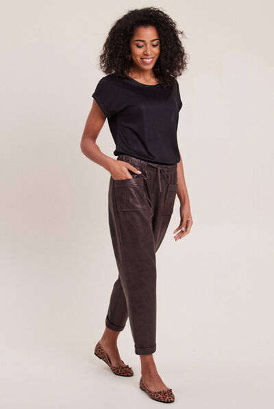 Pantalon carotte simili cuir marron foncé femme