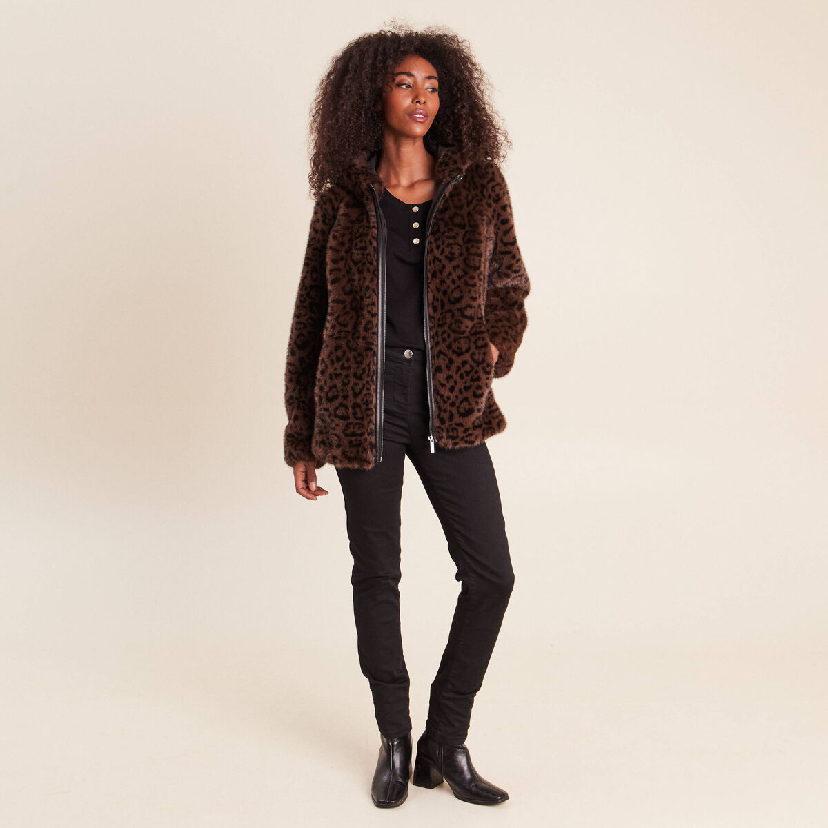 Manteau en fausse fourrure &agrave; capuche marron femme