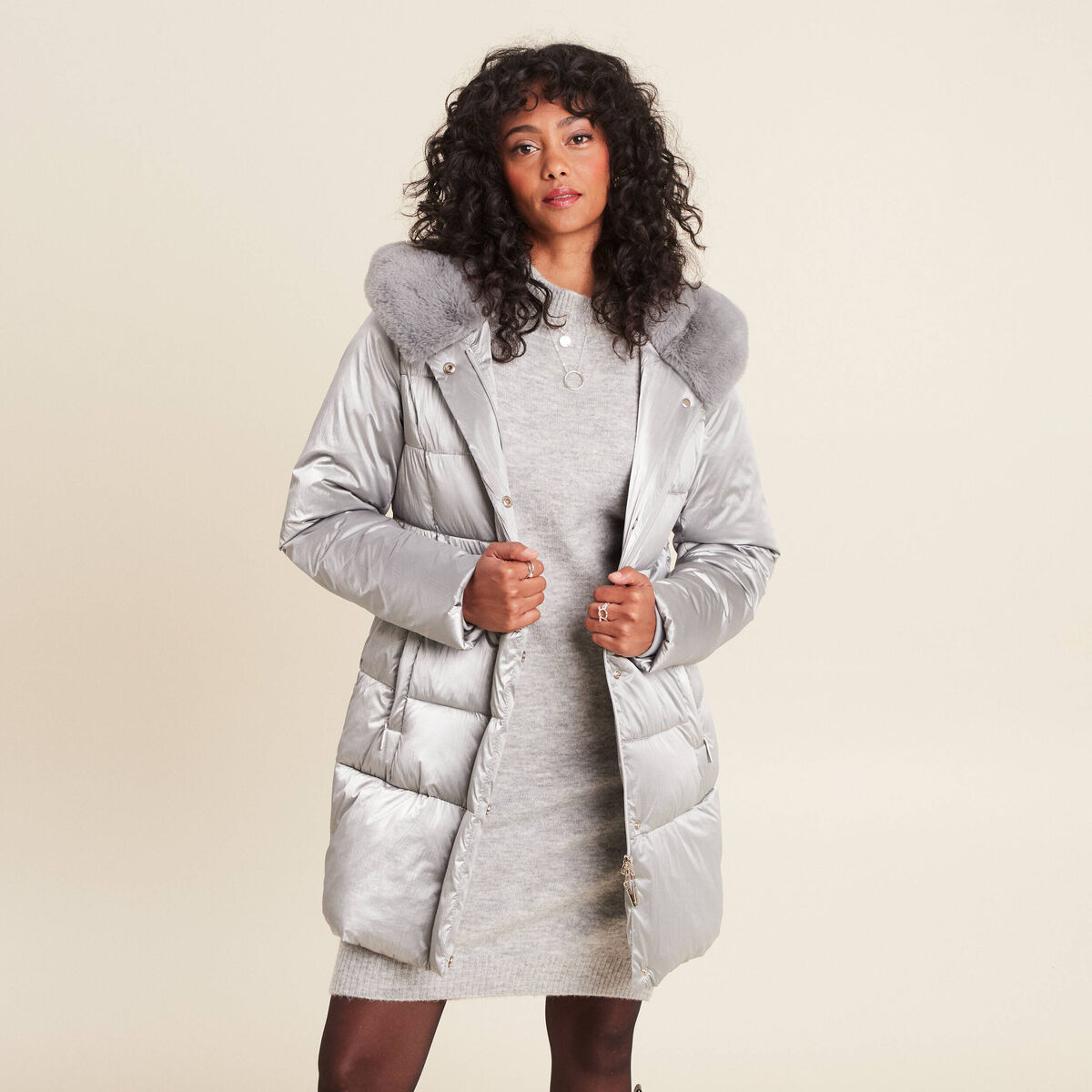 Doudoune droite &agrave; capuche gris clair femme