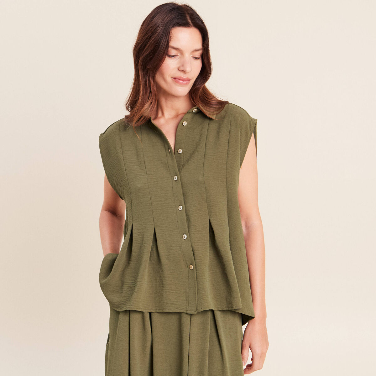 Chemise cintr&eacute;e manches courtes vert kaki femme