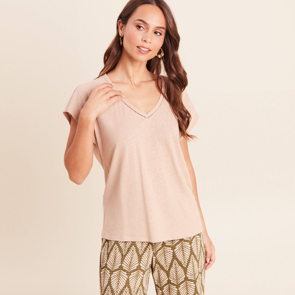 T-shirt col v manches courtes aspect lin sable femme
