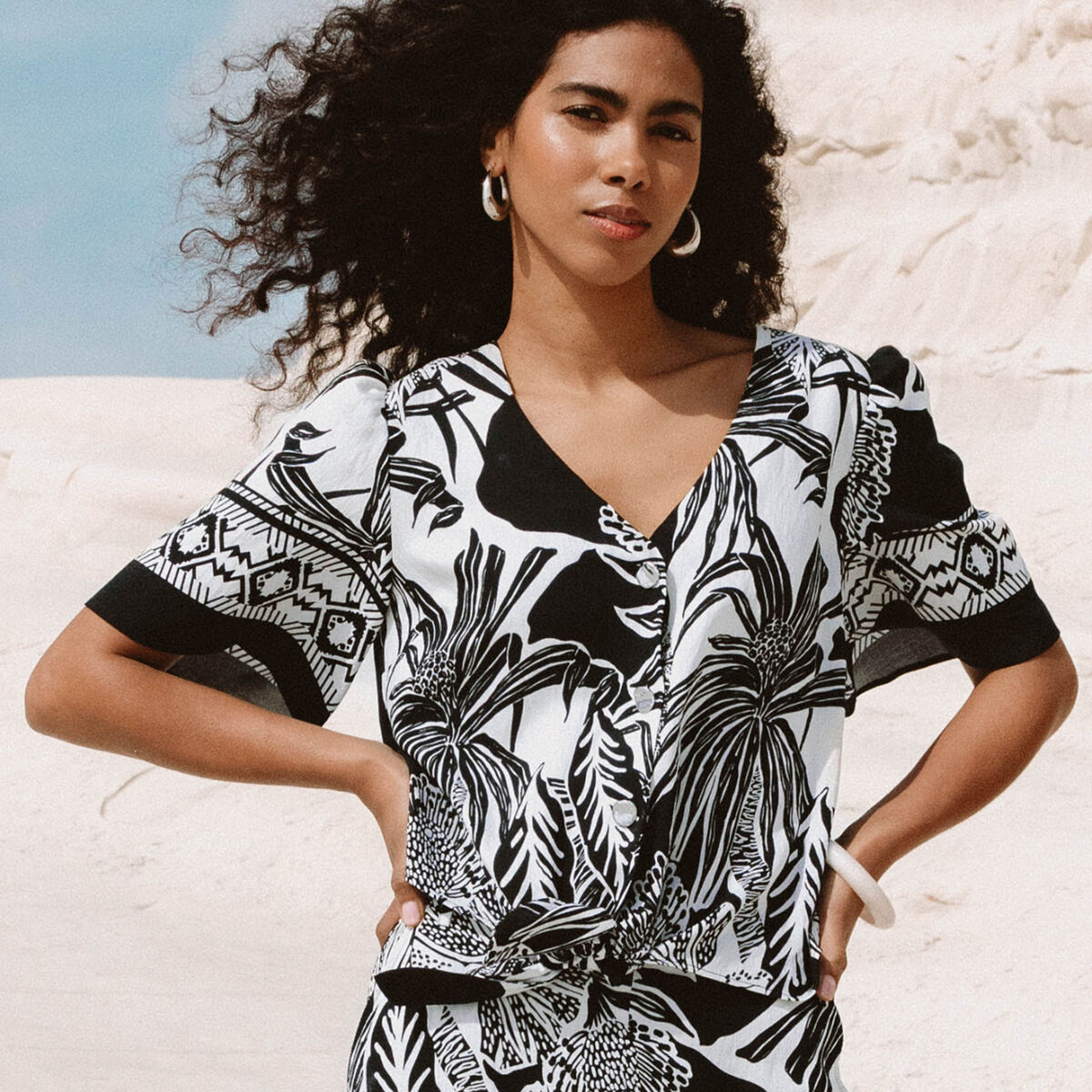 Chemise col v manches courtes fluides noir femme