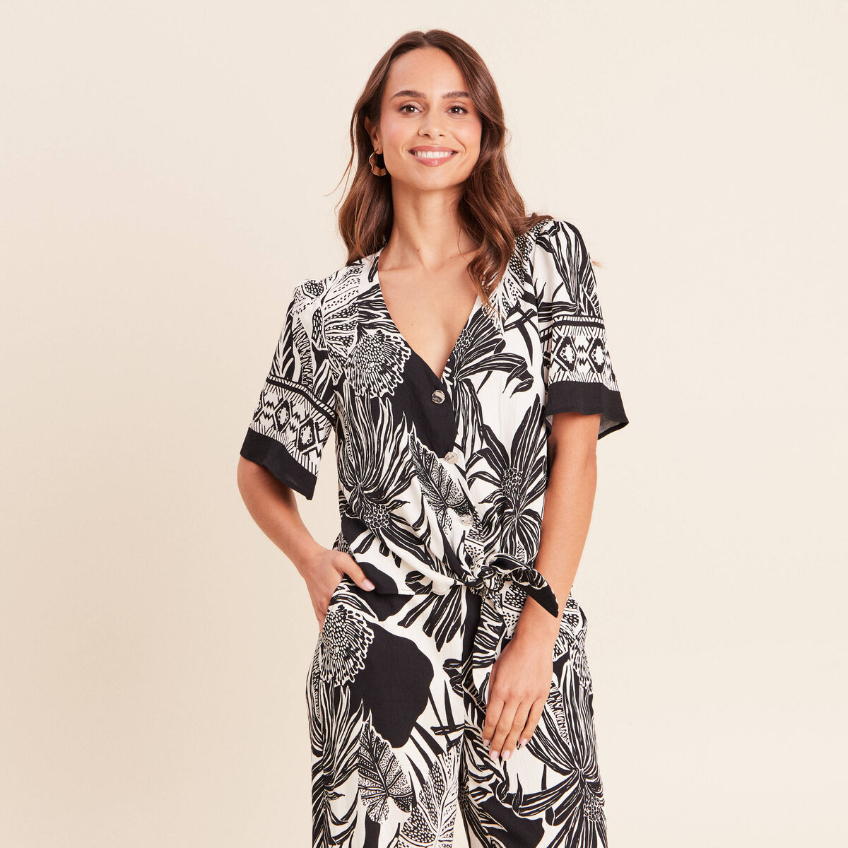 Chemise col v manches courtes fluides noir femme