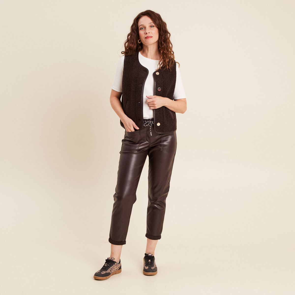 Pantalon coupe mom simili cuir marron fonc&eacute; femme