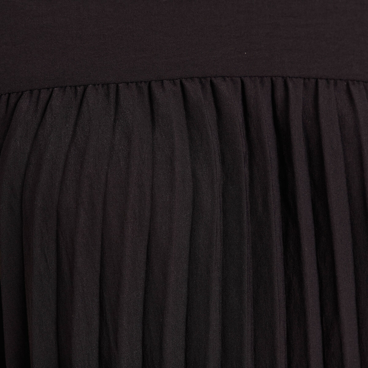 Robe courte &eacute;vas&eacute;e pliss&eacute;e col rond noir femme