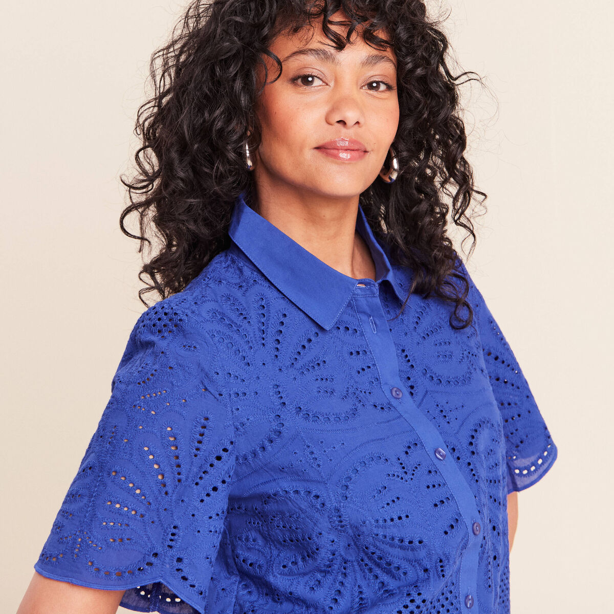 Chemise manches courtes brod&eacute;e bleu fonc&eacute; femme