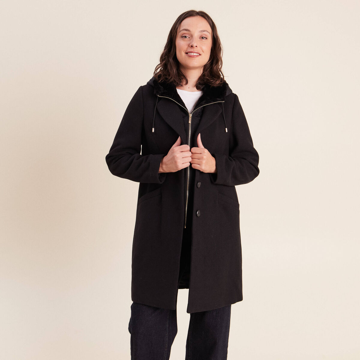 Manteau ajust&eacute; capuche amovible noir femme