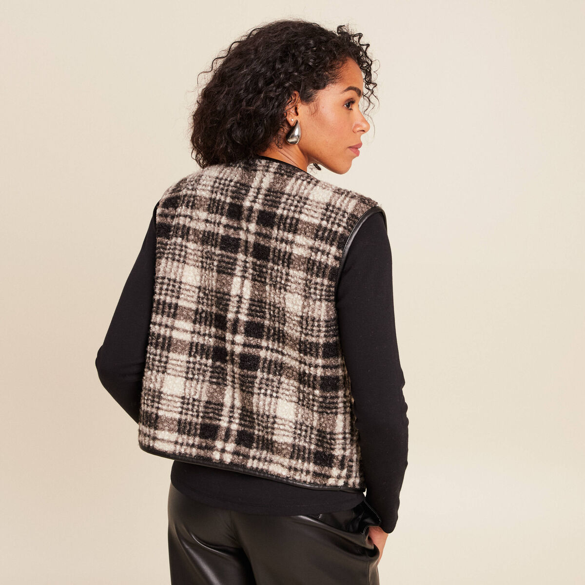 Gilet sans manches en bouclette noir femme