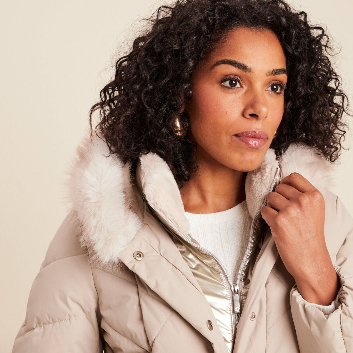 Doudoune ajust&eacute;e &agrave; capuche doubl&eacute;e beige femme