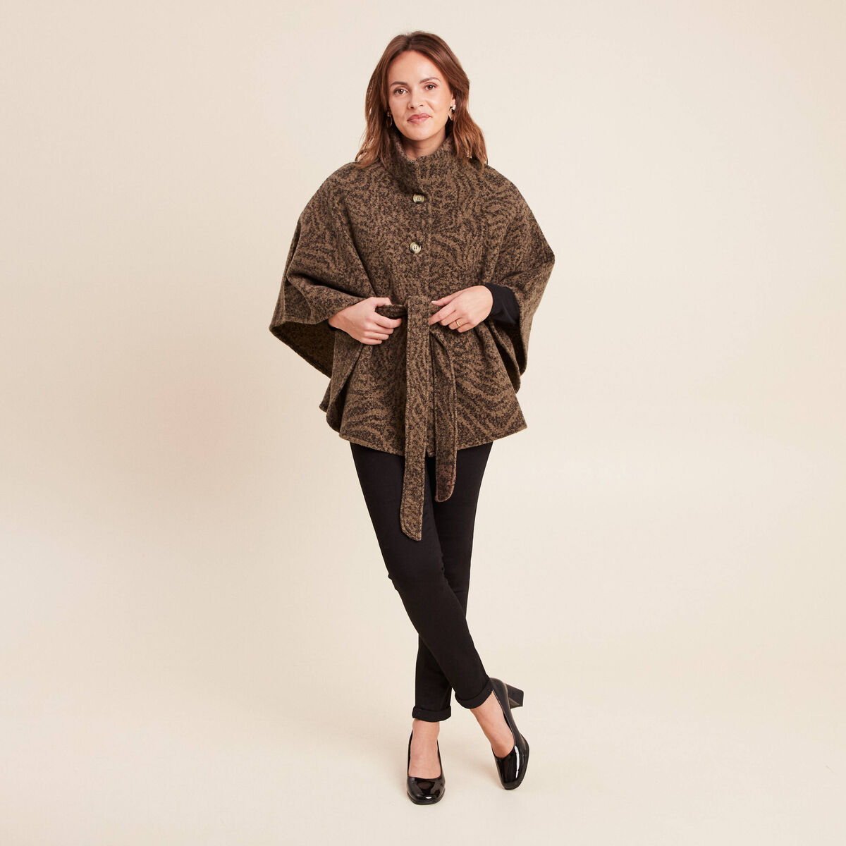 Poncho ceintur&eacute; en polyester recycl&eacute; camel femme