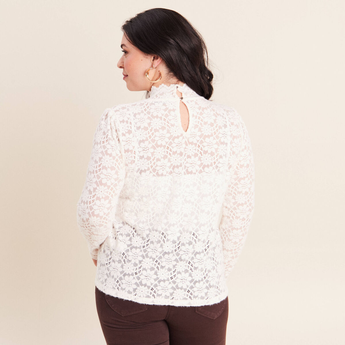 T-shirt cintr&eacute; col montant dentelle ecru femme