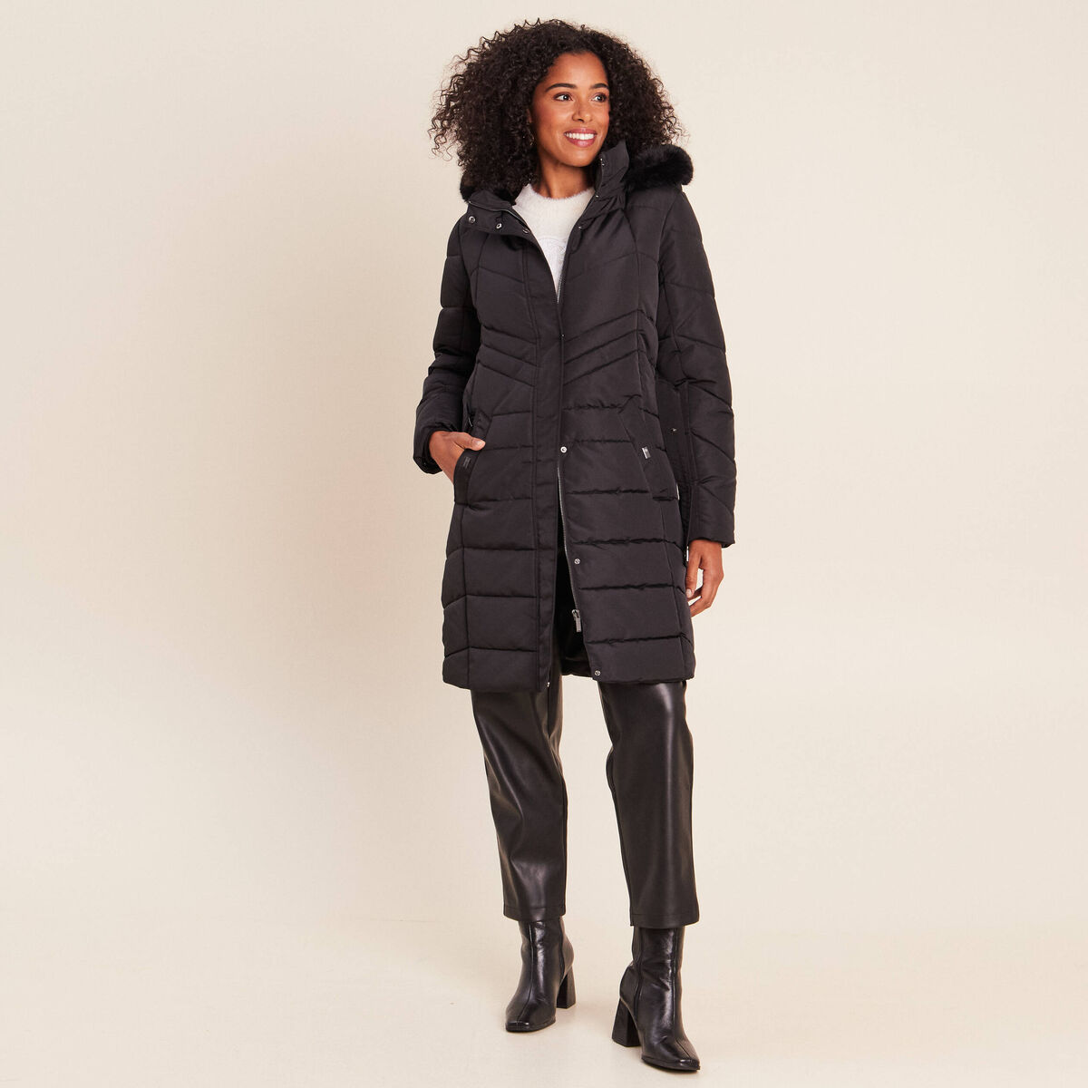 Doudoune cintr&eacute;e &agrave; capuche doubl&eacute;e noir femme