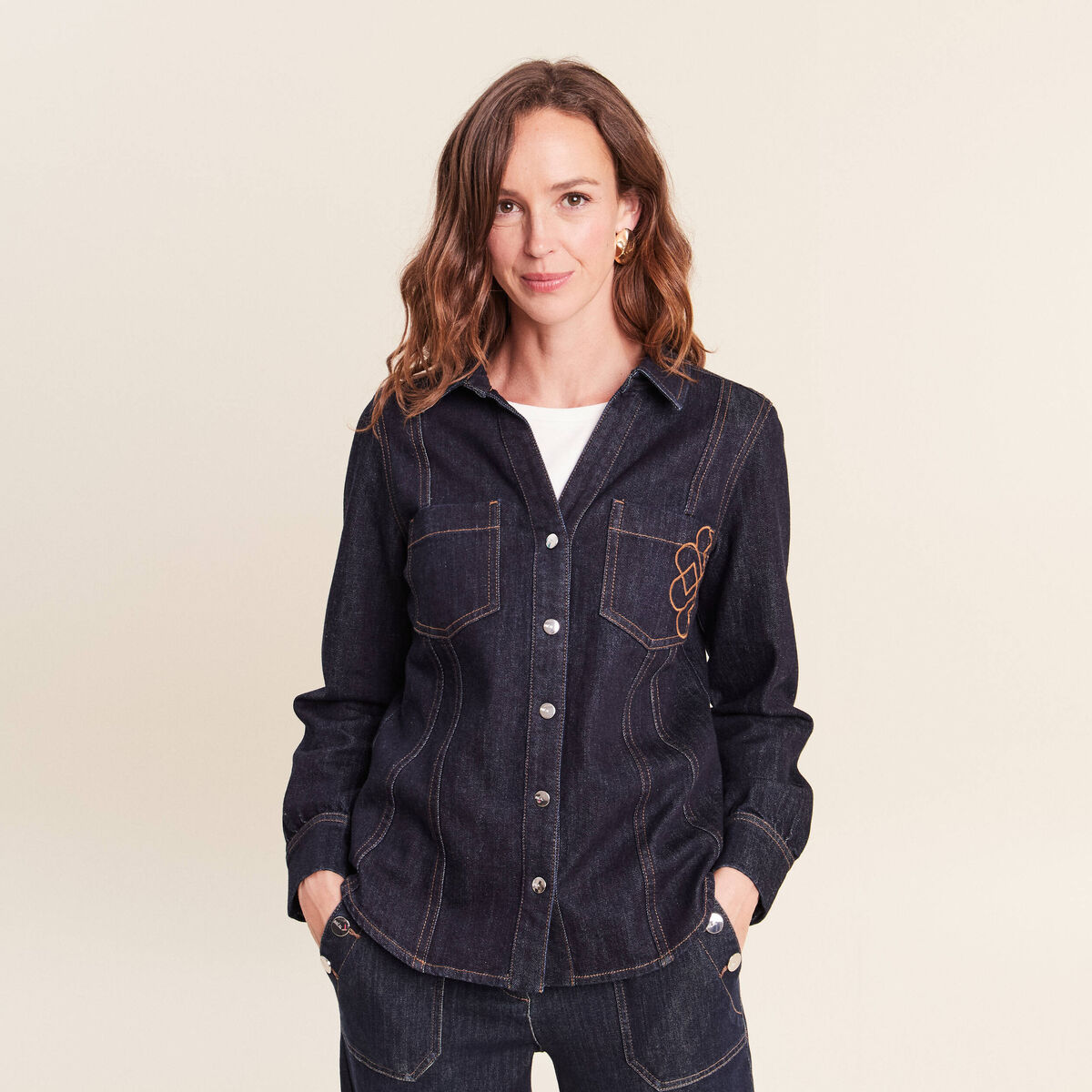 Chemise cintr&eacute;e en jean manches longues denim brut femme