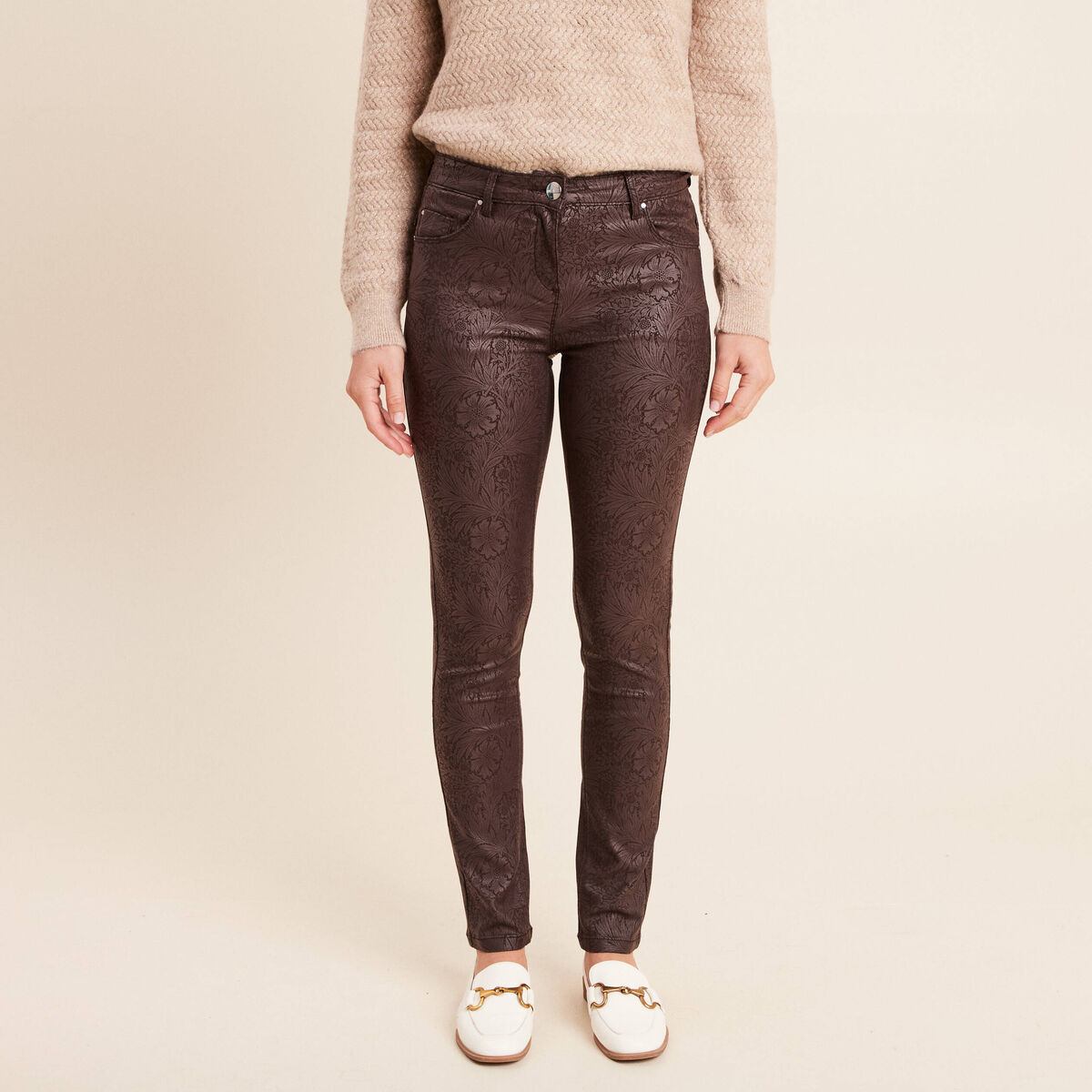 Pantalon coupe ajust&eacute;e enduit marron femme