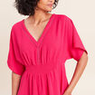 Robe longue &eacute;vas&eacute;e col v manches coudes rose fushia femme