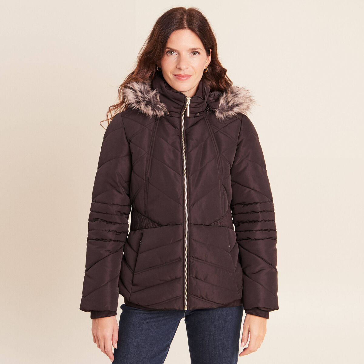 Doudoune cintr&eacute;e capuche manches longues marron fonc&eacute; femme