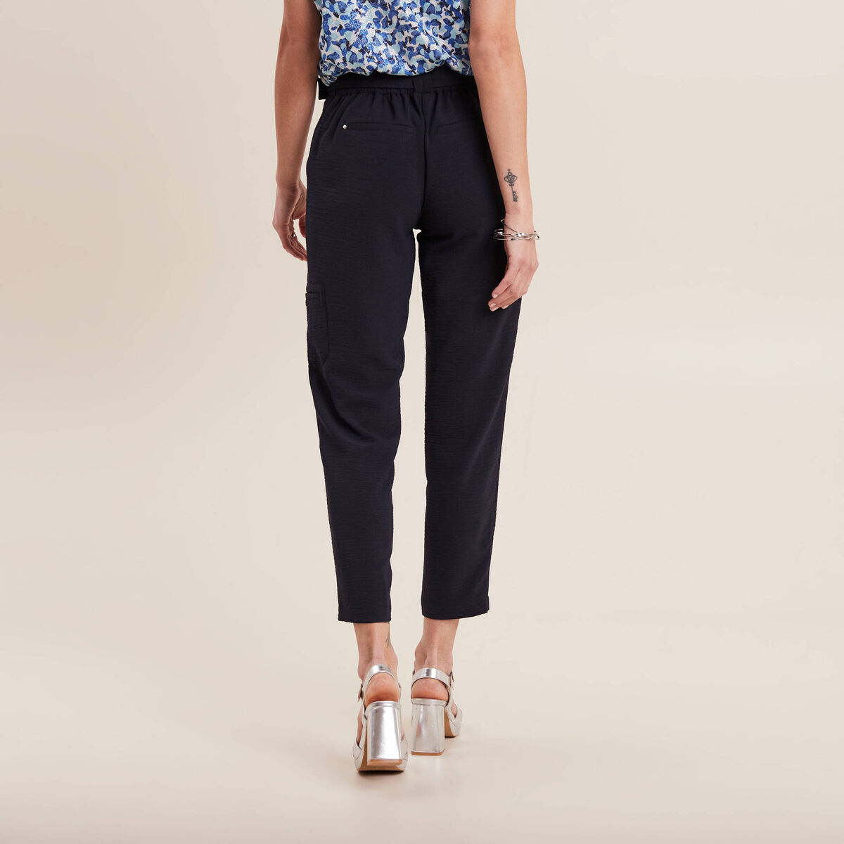 Pantalon flou ceintur&eacute; bleu fonc&eacute; femme
