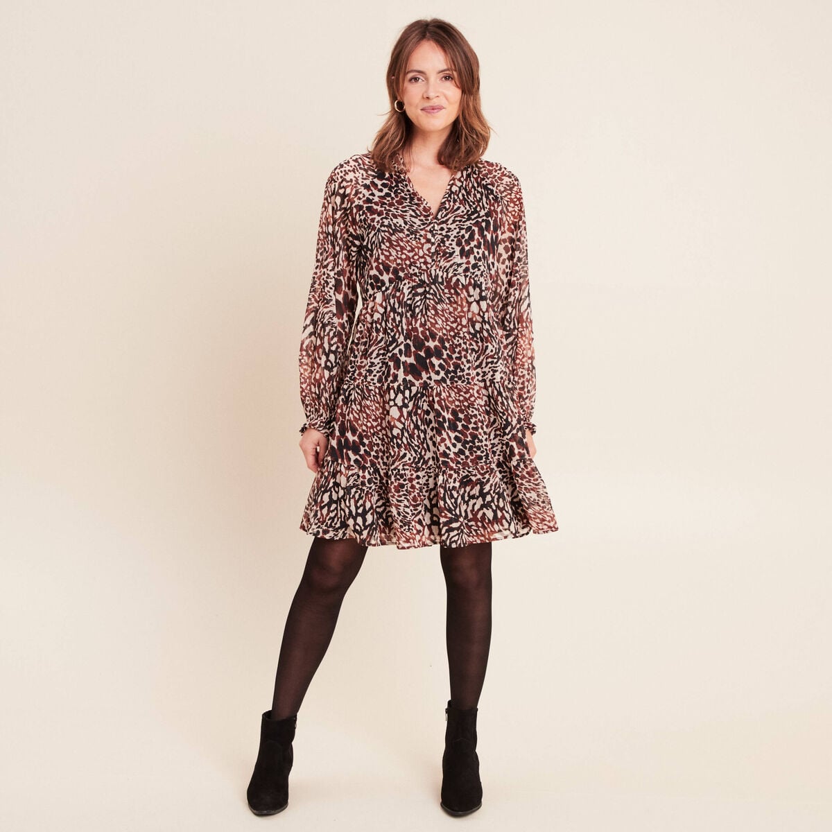 Robe courte &eacute;vas&eacute;e col v manches longues marron femme