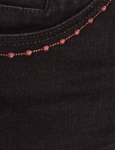 Jean coupe ajust&eacute;e avec broderie noir femme