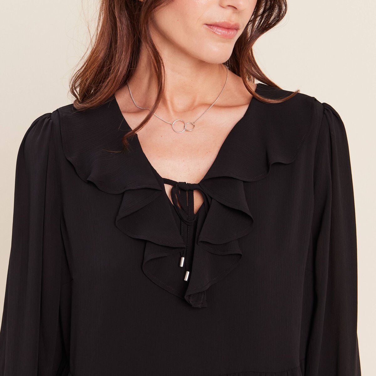 Robe courte &eacute;vas&eacute;e col v manches longues noir femme