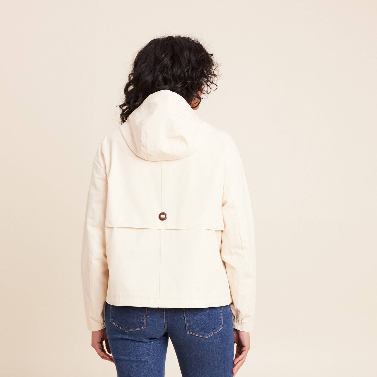 Trench droit court &agrave; capuche doubl&eacute; ivoire femme