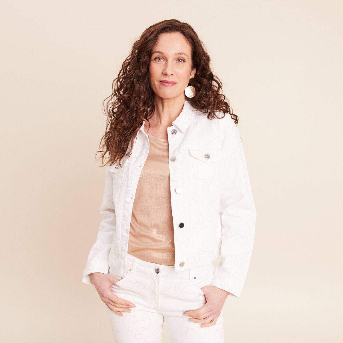 Veste cintr&eacute;e en jean avec broderies blanc femme