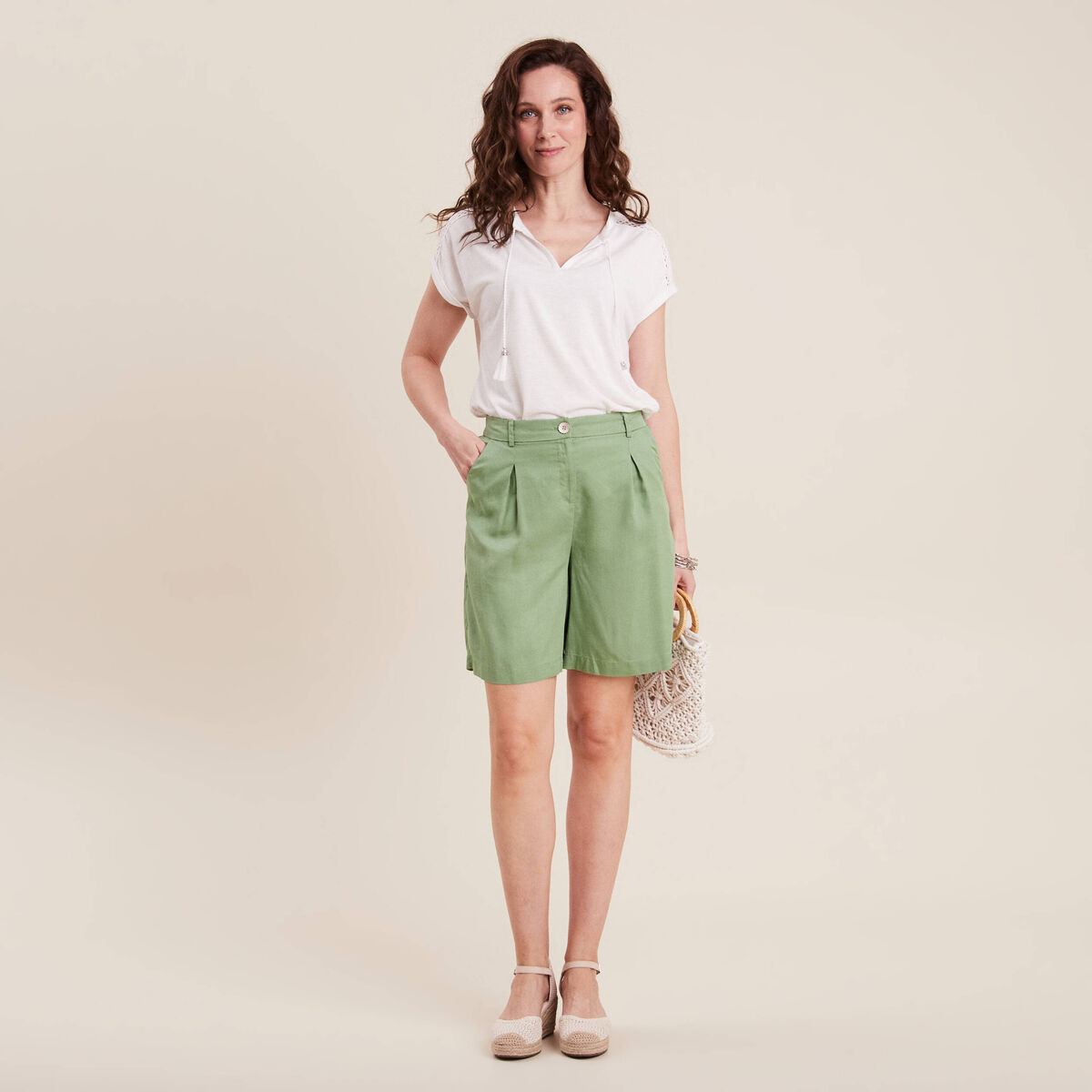 Short droit à pinces vert olive femme