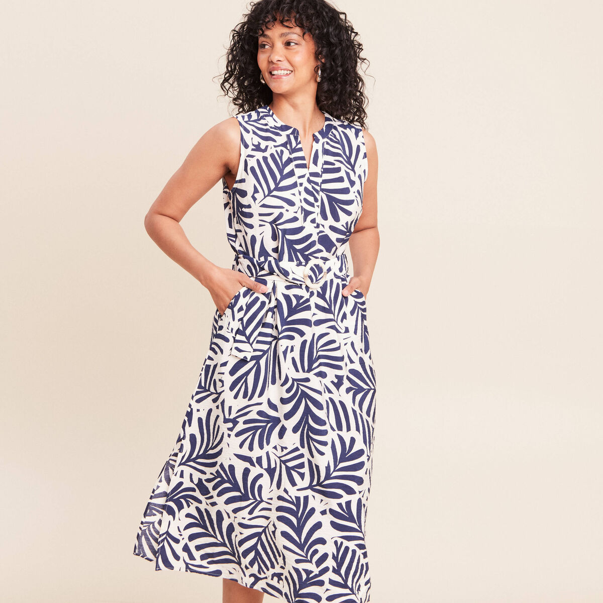 Robe &eacute;vas&eacute;e sans manches blanc femme