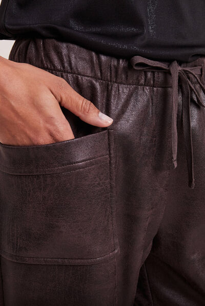 Pantalon carotte simili cuir marron foncé femme