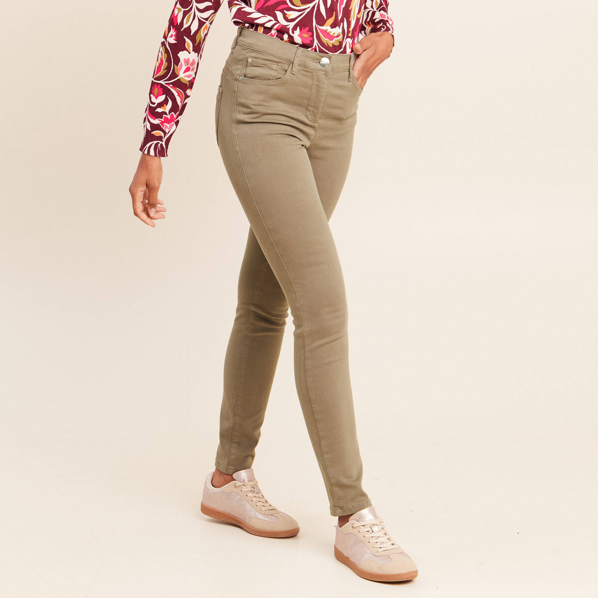 Jean magique L'Unique coupe ajust&eacute;e vert kaki femme