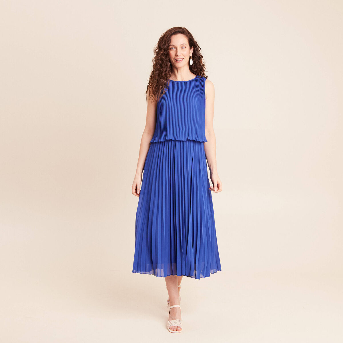 Robe longue &eacute;vas&eacute;e pliss&eacute;e sans manches bleu fonc&eacute; femme