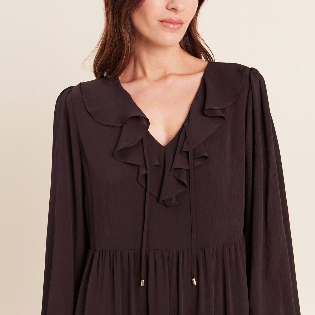 Robe courte &eacute;vas&eacute;e col v manches longues marron fonc&eacute; femme