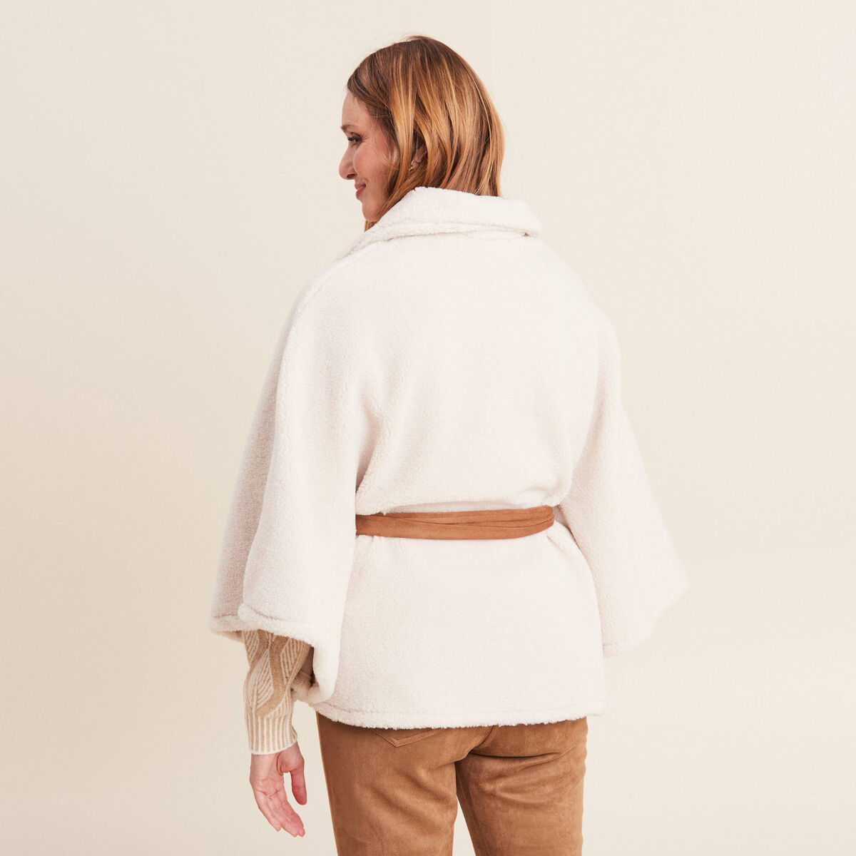 Poncho boutonn&eacute; ceintur&eacute; ecru femme