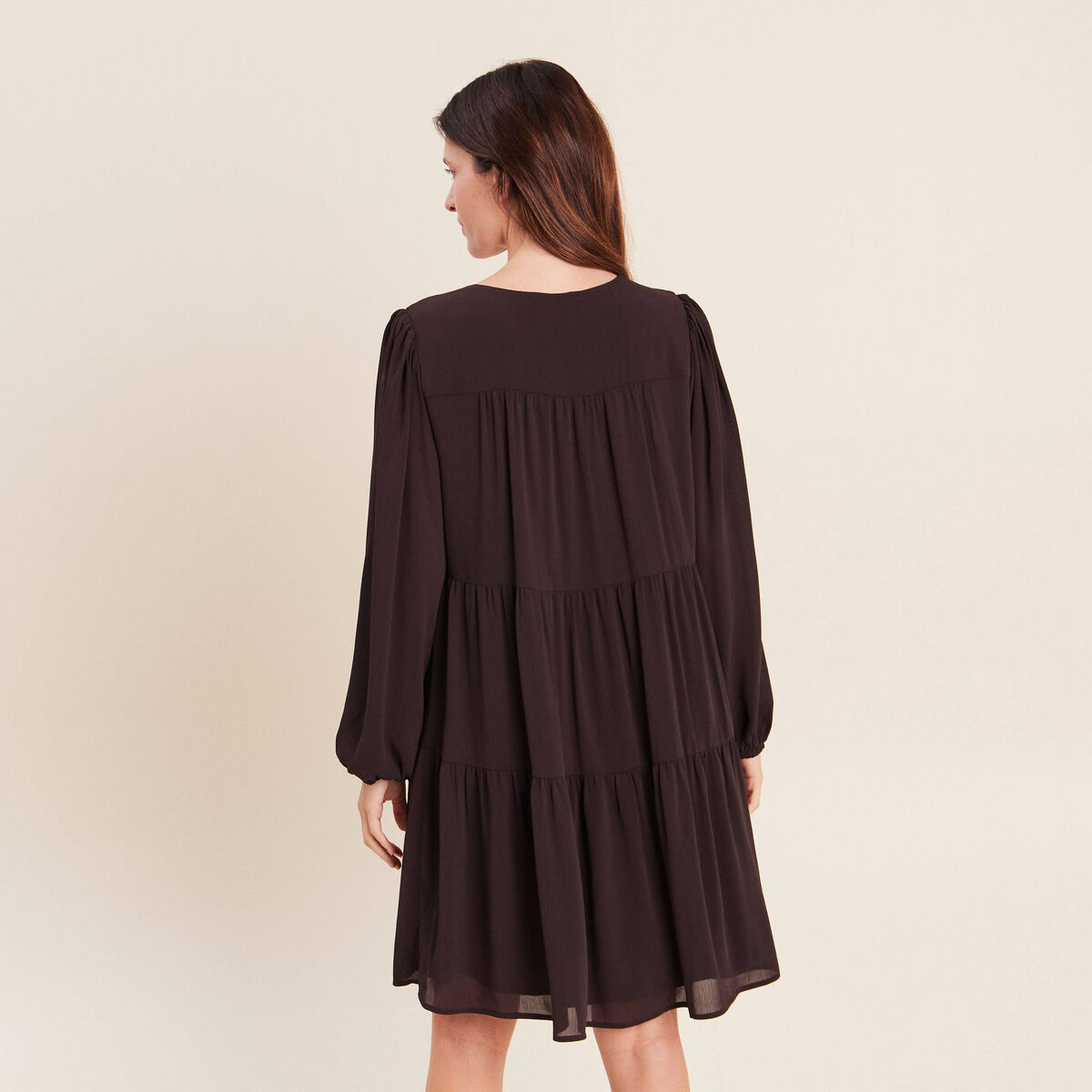 Robe courte &eacute;vas&eacute;e col v manches longues marron fonc&eacute; femme
