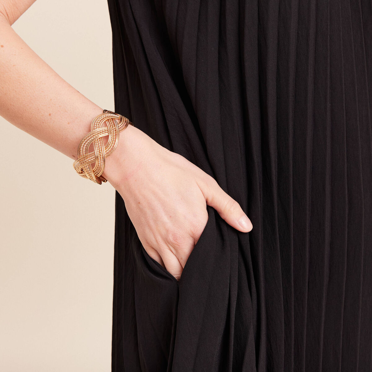 Robe courte &eacute;vas&eacute;e pliss&eacute;e col rond noir femme