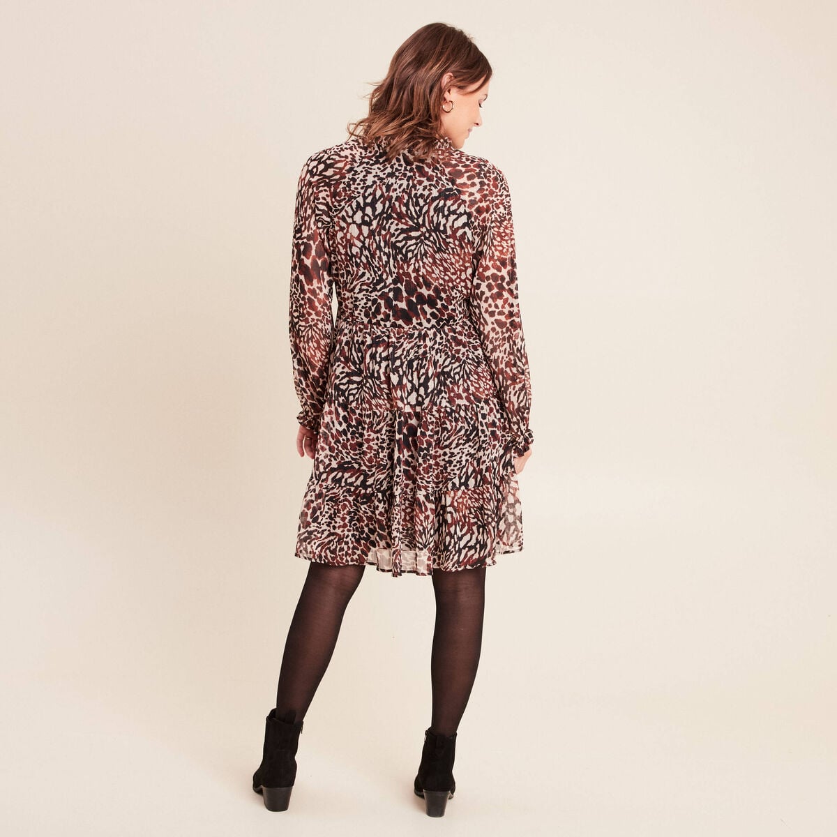Robe courte &eacute;vas&eacute;e col v manches longues marron femme