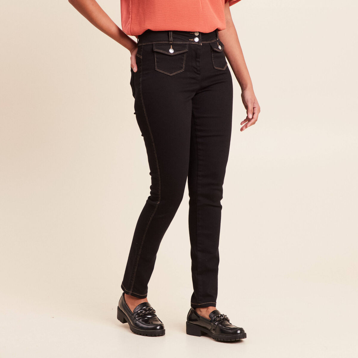 Jean ajust&eacute; taille haute longue noir femme