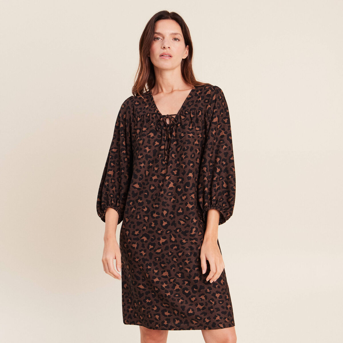 Robe courte &eacute;vas&eacute;e col v manches 3/4 marron femme