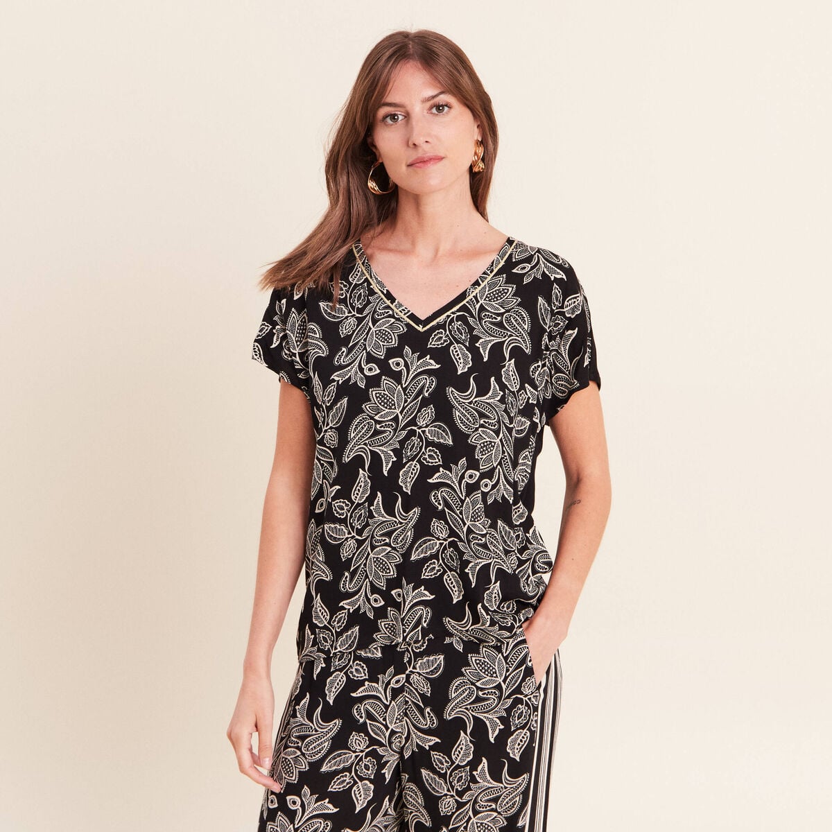 Blouse col v manches courtes noir femme