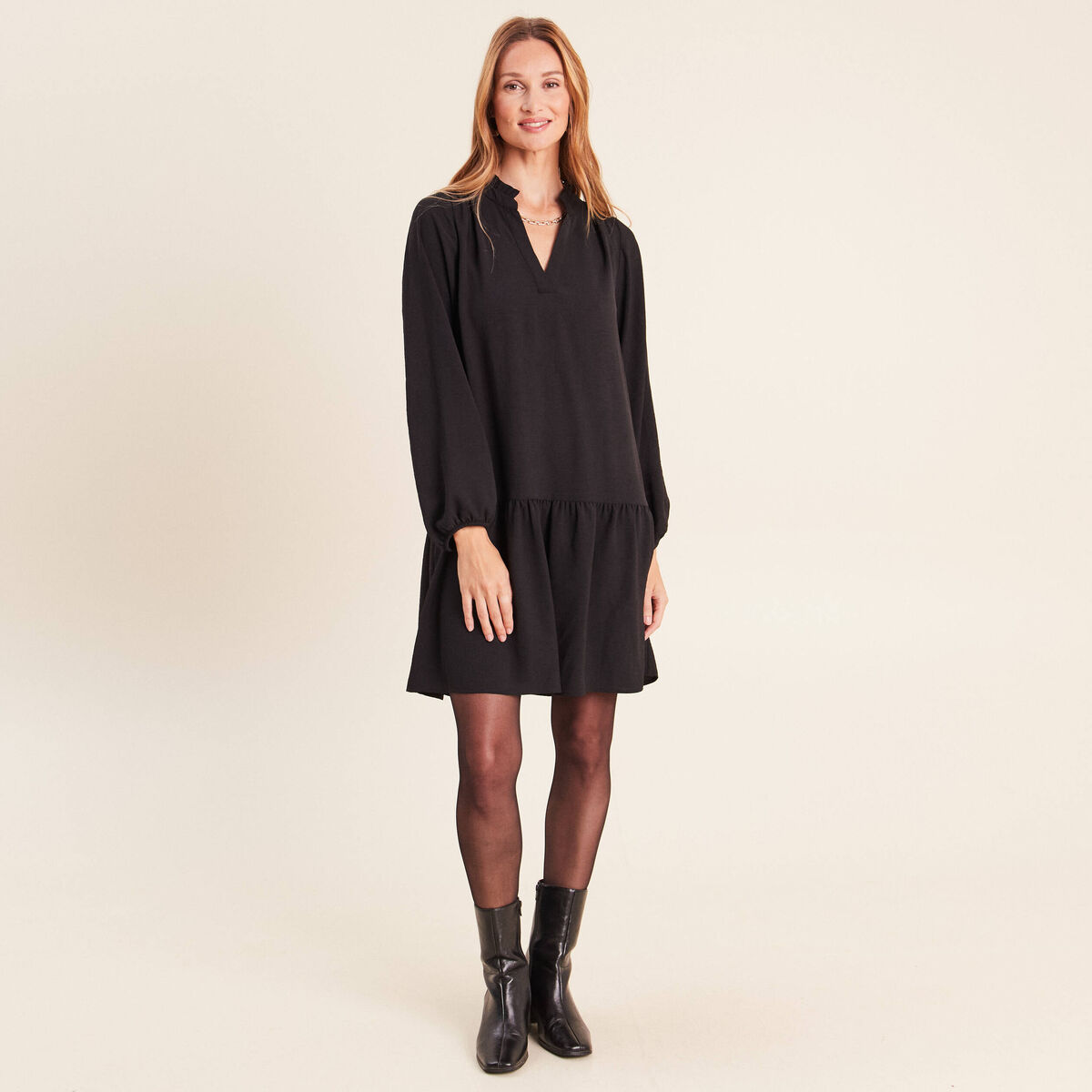 Robe courte &eacute;vas&eacute;e col v manches longues noir femme