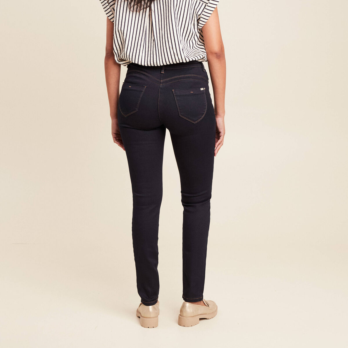 Jean magique L'Unique coupe ajust&eacute;e denim brut femme